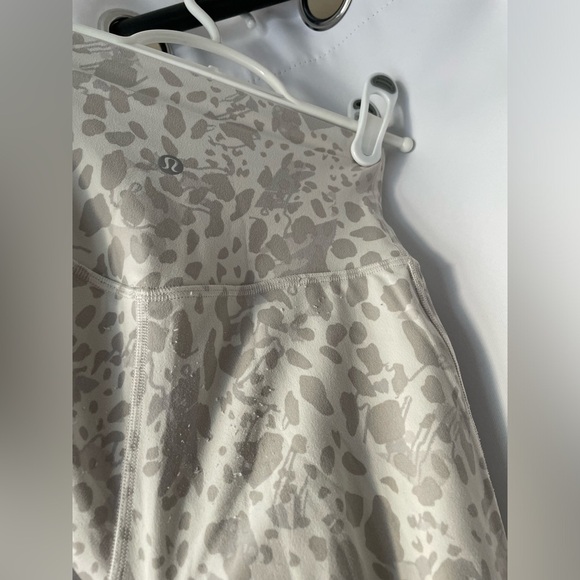 Lululemon Align High-Rise Crop in Cheetah Camo Antique White. SIZE 0 - Picture 4 of 5
